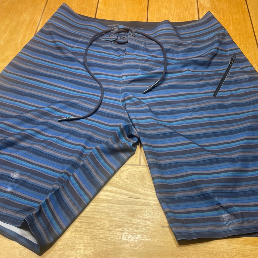lululemon “El Current” Navy and Blue Striped Board Shorts 32 with 10.5” Inseam